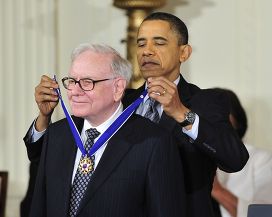 Барак Обама награждает Уоррена Баффета медалью Свободы
