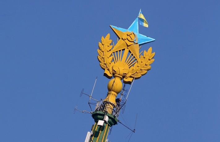 Задержаны вандалы, повесившие флаг Украины на московской высотке