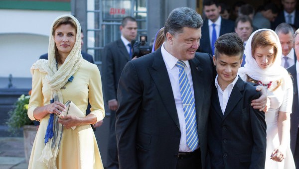 Сыну Порошенко стало плохо во время молебна за Украину