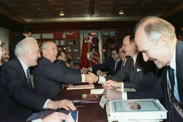 Та самая встреча на Мальте. На фото: слева - министр иностранных дел СССР Эдуард Шеварднадзе, второй слева - генсек ЦК КПСС Михаил Горбачев, второй справа - президент США Джордж Буш