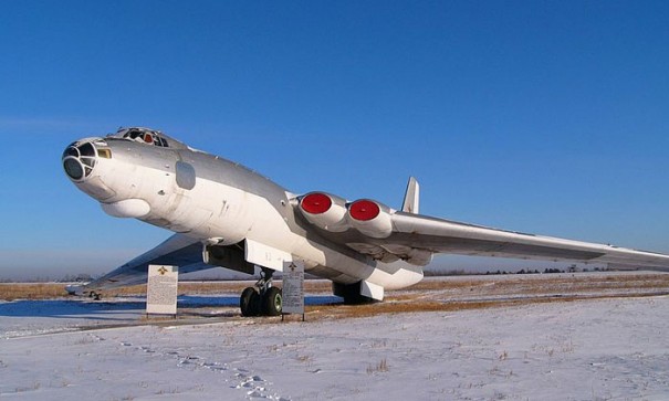 Ту-95: русский Медведь против американской крепости
