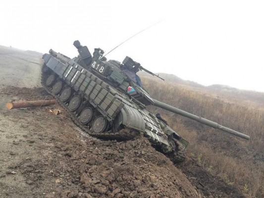Украинский танк свалился в "противороссийский" ров