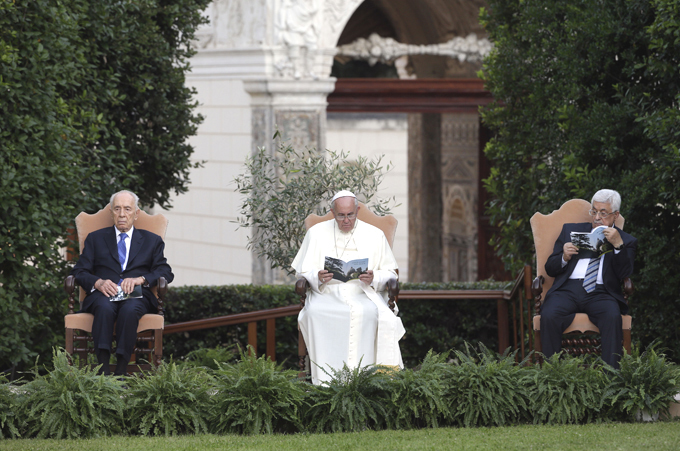 Папа Римский Франциск, Шиомн Перес и Махмуд Аббас
