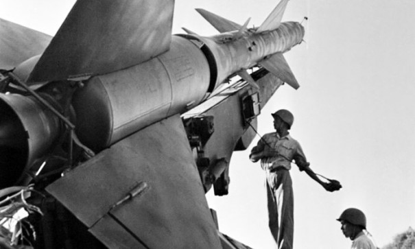 ДРВ. Небо Ханоя от налетов авиации США охраняют боевые ракеты Вьетнамской народной армии, 1967 год
