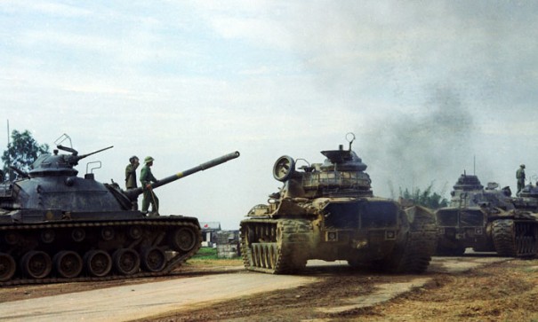 Бойцы Народных вооруженных сил освобождения Южного Вьетнама (НВСО) у брошенных американских танков