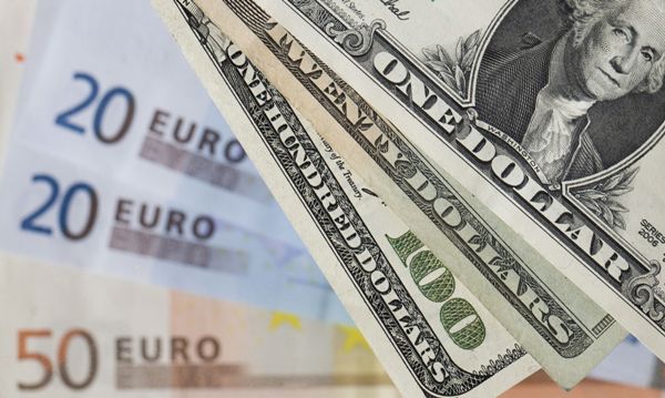 Курс рубля к евро и доллару во вторник вечером перешел к снижению