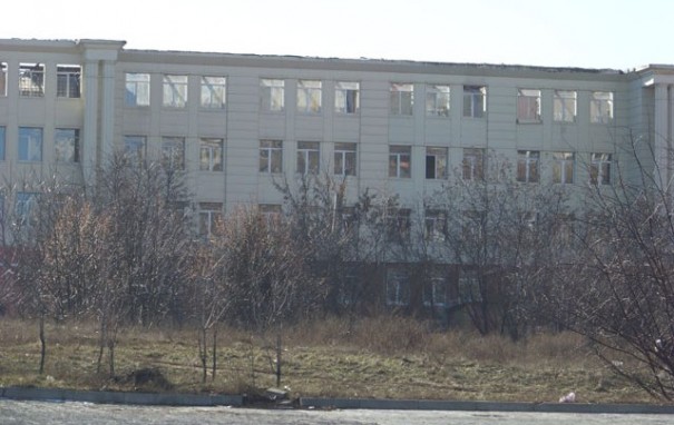 Сгоревшая школа в Ленинском районе Донецка