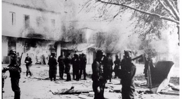 Немецкие солдаты сжигают Дистомо, 1944 г.