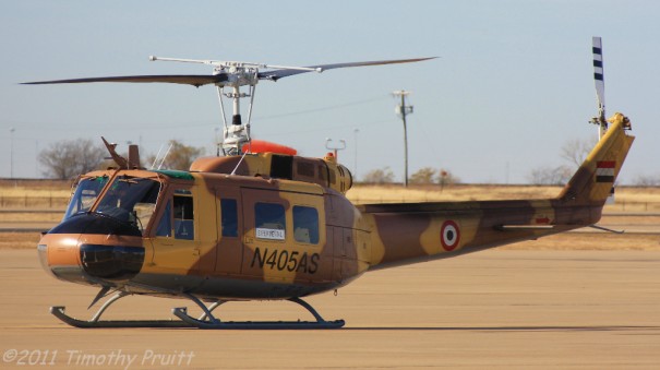 Один из четырех передававшихся ВВС Йемена в счет американской военной помощи модернизированных вертолетов Bell UH-1H Huey II (временная американская регистрация N405AS). 08.01.2011