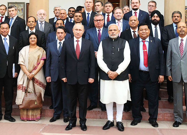 Президент России Владимир Путин и премьер-министр Индии Нарендра Моди после встречи в Нью-Дели. 11 декабря 2014