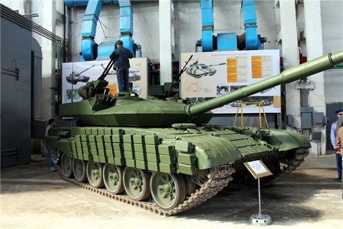 Т-72Е на выставке, вид справа-спереди