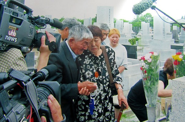 На могиле матери в Саппоро, Япония