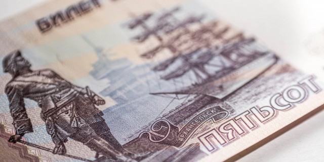 Рубль укрепился в условиях роста цен на нефть