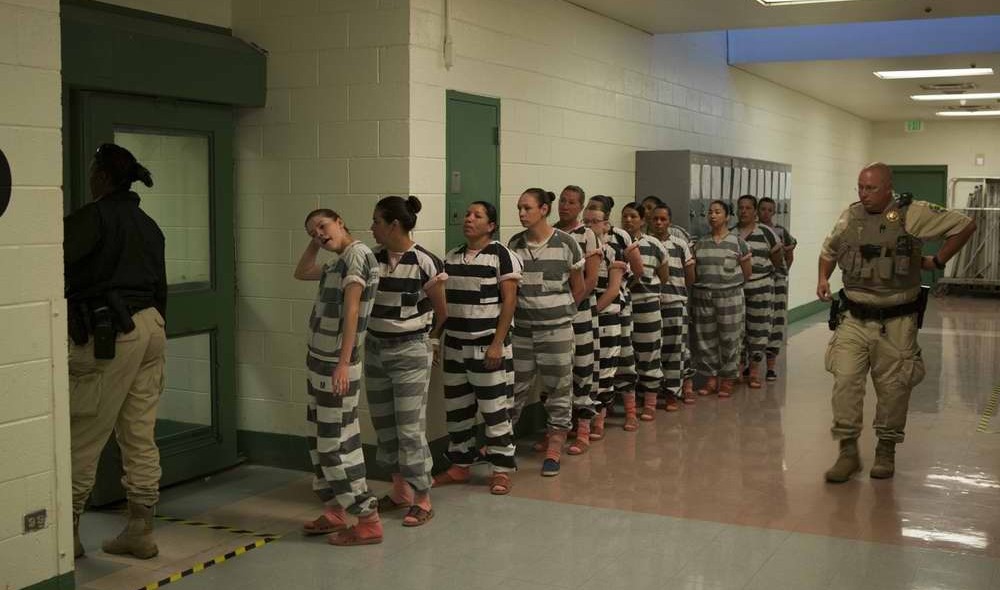 Секс в тюрьме с охранником и заключенной