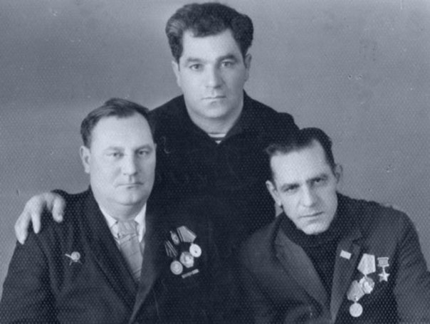 Справа налево: Дмитрий Остапенко, Иван Остапенко, бывший пулемётчик Портянкин. 1965 год.