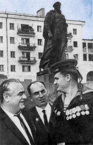 Трое оставшихся в живых бойцов из той самой группы. Кайда – крайний справа. Фото сделано на фоне памятника неизвестному матросу в Новороссийске, для которого скульптору позировал сам Кайда.