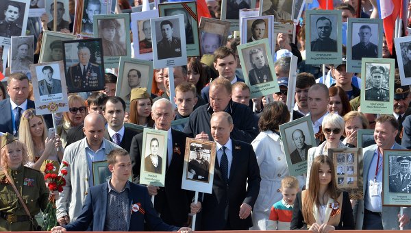 Владимир Путин возглавил шествие "Бессмертного полка" на Красной площади