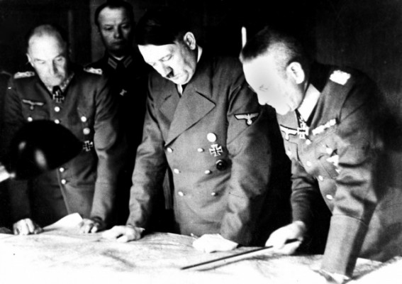 Гитлер и начальник генштаба фон Браухич рассматривают карту сражений, август 1941 г.