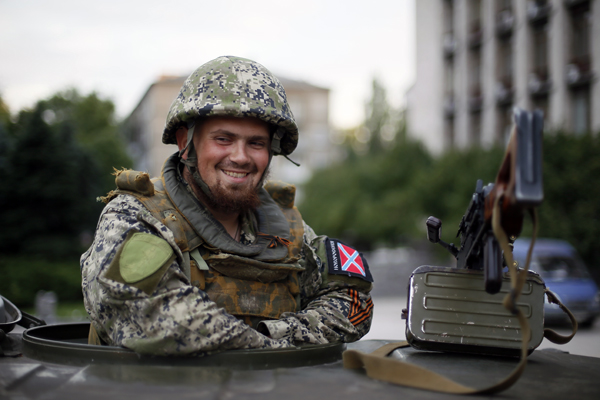 Народный ополченец у здания Донецкой областной администрации. Фото: Зураб Джавахадзе