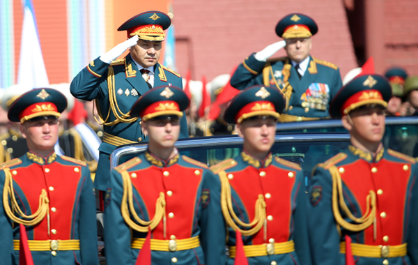 Министр обороны РФ Сергей Шойгу (слева на втором плане) во время военного парада на Красной площади