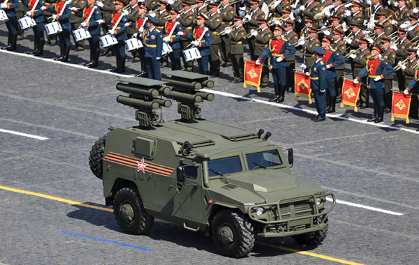 Бронеавтомобиль "Тигр" с противотанковым ракетным комплексом "Корнет-Д" во время проезда военной техники