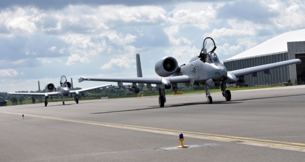 Прибытие двух штурмовиков Fairchild Republic A-10C Thunderbolt II из состава 303-й истребительной эскадрильи 442-го истребительного крыла резерва ВВС США на авиабазу Лиелварде (Латвия), 26.08.2015 (с) Dеnise Haeussler / ВВС США