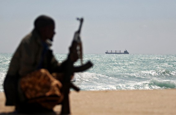 На горизонте — захваченный пиратами греческий грузовой корабль MV Filitsa. Хобьо, северо-восточное побережье Сомали, 7 января 2010 года.