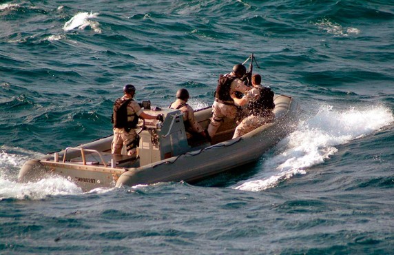 Группа захвата с ракетного эсминца USS Winston S. Churchill’s преследует пиратскую лодку в 54 морских милях от побережья Сомали.