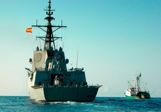 Испанский фрегат Mendez Nunez сопровождает рыболовецкое судно Playa de Bakio, освобождённое после выплаты пиратам $1,2 миллиона.