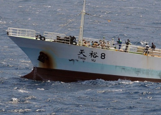 Пираты держат на прицеле экипаж китайского рыболовного судна «Тянь Ю», 17 ноября 2008 года.
