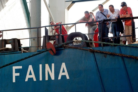 Члены экипажа и владелец «Фаины» Вадим Альперин (третий справа) во время швартовки в кенийском порту Момбаса, куда корабль прибыл после освобождения. 12 февраля 2009 года.
