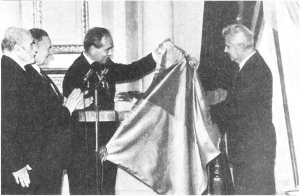 1992 г., Плавьюк передает Кравчуку флаг "УНР" 