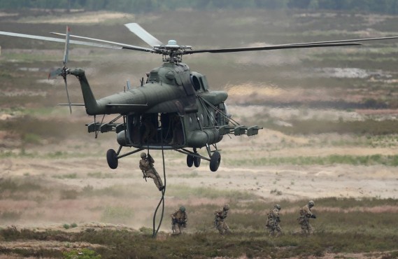 Польские военнослужащие десантируются из вертолета Ми-8 во время учений НАТО. Польша, 2015 год