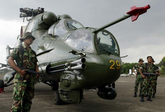 Индонезийские солдаты на фоне вертолета Ми-35. Индонезия, 2003 год