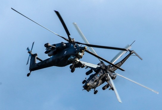 Выступление на вертолетах Ми-28Н пилотажной группы "Беркуты" на форуме "Армия-2015". Россия, 2015 год