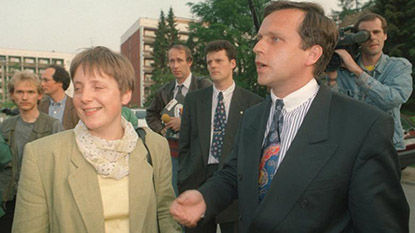 Меркель получает от Краузе (справа) его пост главы ХДС в Мекленбурге в 1993 г.
