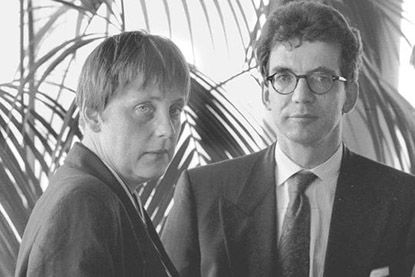 Меркель и Томас де Мезьер на партийном съезде в Мекленбурге в начале 90-х. В свое время не было в Германии более высмеиваемой фигуры, чем неизвестный миру парикмахер Меркель. 