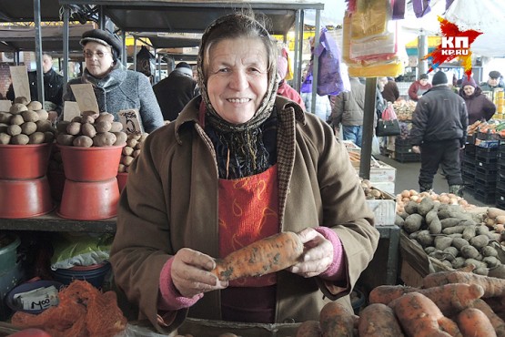 Бабушка Мария продает настоящую молдавскую морковку.