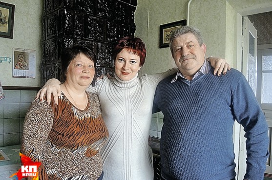 Дарья Асламова (на фото в центре) в гостях у молдавских фермеров Федора и Ольги Горбуляков. Селяне признались, что больше не поведутся на призывы интегрироваться в Европу.