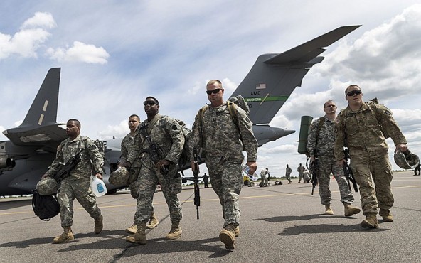 Американские военнослужащие высаживаются на литовском аэродроме для совместных учений НАТО