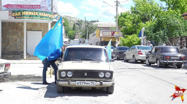 По исторической части города несколько раз проехала колонна машин с голубыми крымско-татарскими флагами, клаксоны немного погудели, но быстро стихли