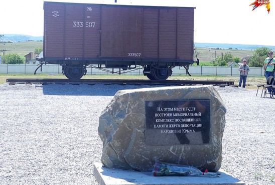 Мемориал памяти жертв крымской депортации существует пока в виде проекта, а сейчас представляет из себя вагончик на пьедестале