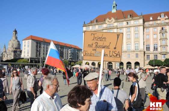 Русский флаг и плакат "Дружба с Россией" на митинге в Дрездене.