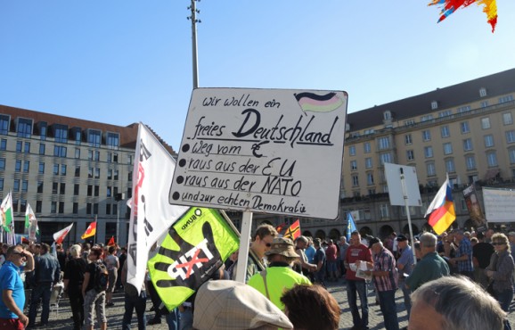 Плакат "Мы хотим свободную Германию: без евро, без ЕС, без НАТО и с настоящей демократией".