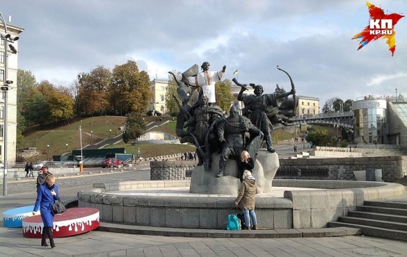 Жители Киева нарядили памятник