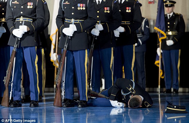 Солдат почетного караула упал в обморок во время прощальной речи Обамы
