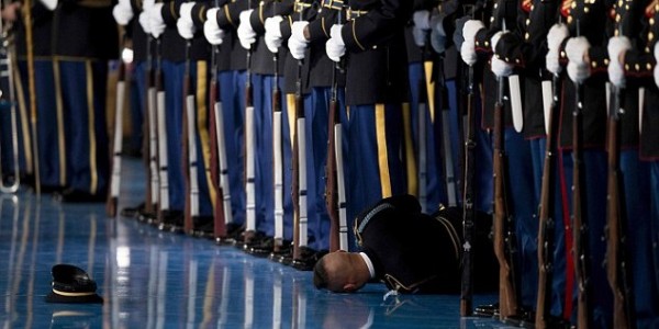 Солдат почетного караула упал в обморок во время прощальной речи Обамы