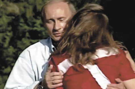 Мария Дрокова целует Владимира Путина.