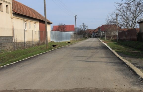 Скинулись даже бабушки: Украинцы за свой счет латают дыры в дорогах