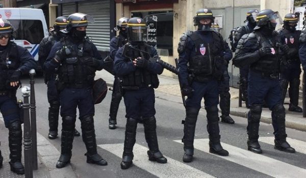 Акция противников Макрона в Париже переросла в беспорядки